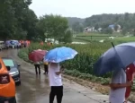 湖北随州一车辆过桥被冲走，多人失联，当地政府正在核实