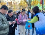 第三十一届蓝天下的至爱慈善活动温暖启幕，社区居民踊跃参与募捐