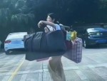 高考结束后女生挑行李回家引关注！她为何如此独立？