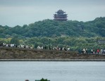 2024 年国庆长假首日，八达岭长城迎客流高峰，景区精心准备应对假期人流