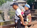 五一黄龙溪感人一幕：儿子背老母亲游玩，视频播放超2900万
