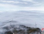 10 月 16 日广西柳州融水摩天岭现云海景观，白云在风力发电机中流动美如画卷