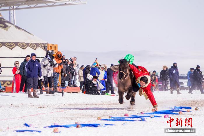 （新春走基层）寒冬雪原作赛场，马背上的“她们”又美又飒_（新春走基层）寒冬雪原作赛场，马背上的“她们”又美又飒_