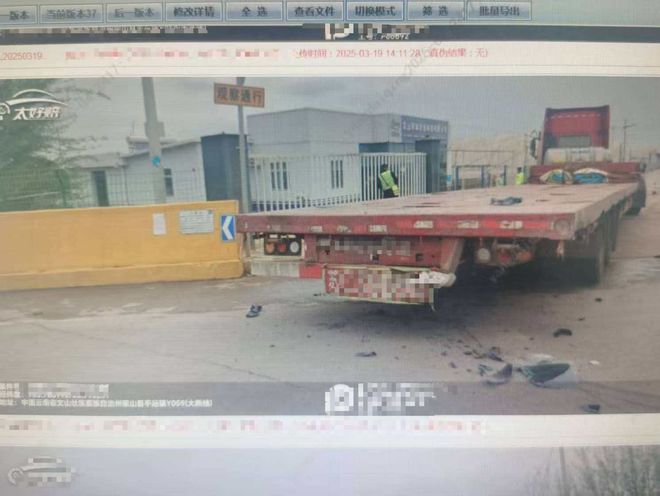 _货车撞小车起火_货车撞轿车事故