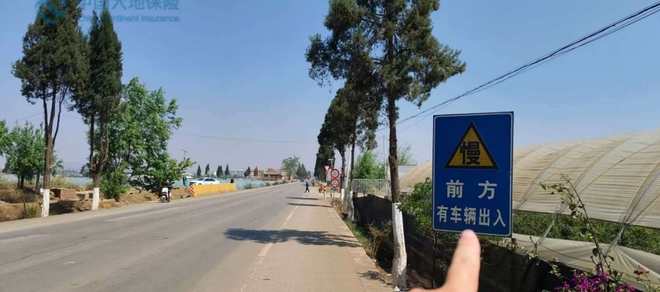 货车撞小车起火__货车撞轿车事故