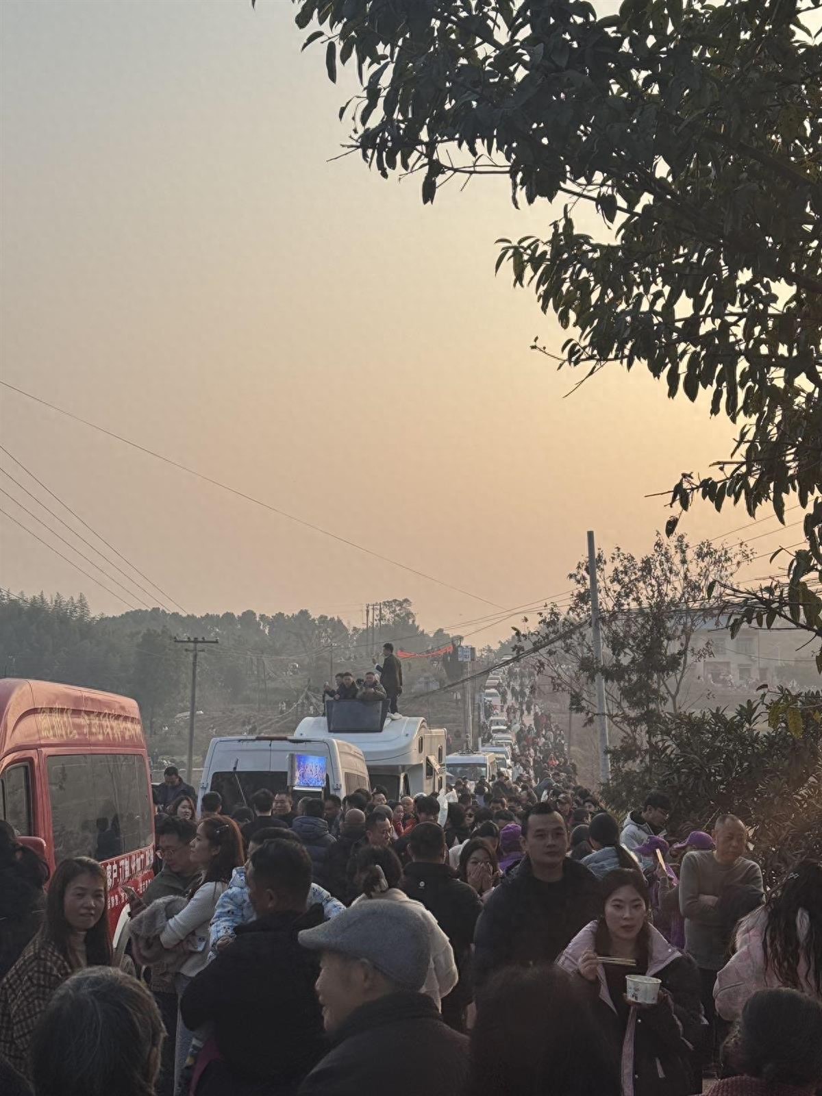 _对话“摇人按猪”走红的女孩呆呆：我捅了个很大的娄子，被大家喜欢感到受宠若惊_对话“摇人按猪”走红的女孩呆呆：我捅了个很大的娄子，被大家喜欢感到受宠若惊