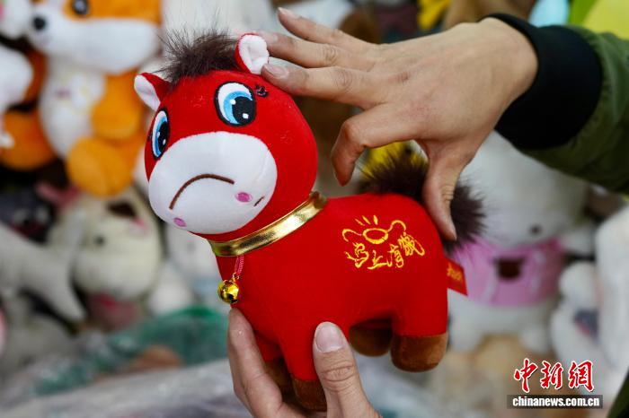 _“笑笑马”缝成“哭哭马” 浙江义乌商户：工人疏忽意外收获爆款_“笑笑马”缝成“哭哭马” 浙江义乌商户：工人疏忽意外收获爆款