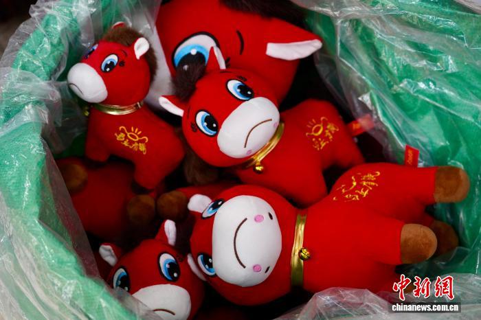 “笑笑马”缝成“哭哭马” 浙江义乌商户：工人疏忽意外收获爆款__“笑笑马”缝成“哭哭马” 浙江义乌商户：工人疏忽意外收获爆款