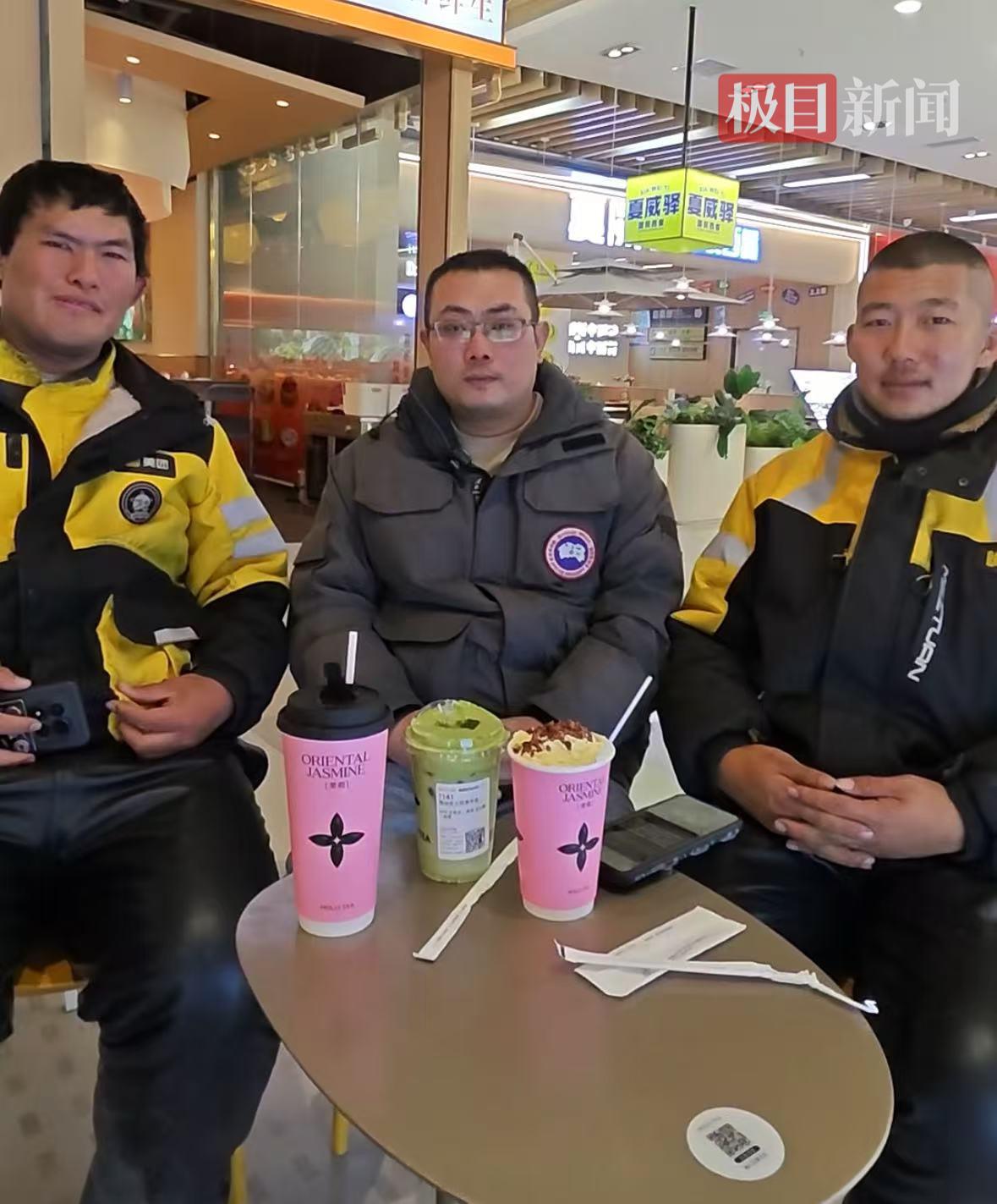 用手语交流“意外走红”的两名听障骑手是校友，当天两人下班后在商场聊天：没想到会被拍，又惊讶又有点不知所措__用手语交流“意外走红”的两名听障骑手是校友，当天两人下班后在商场聊天：没想到会被拍，又惊讶又有点不知所措