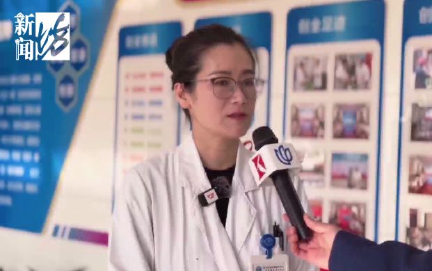 _零度的上海夜晚，女孩街头跪地行走，母亲竟在一旁监督……多方已介入_零度的上海夜晚，女孩街头跪地行走，母亲竟在一旁监督……多方已介入