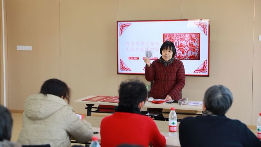 一年3万小时接力，守护1300名高龄长者……颛桥活跃着一批“小老人”志愿者__一年3万小时接力，守护1300名高龄长者……颛桥活跃着一批“小老人”志愿者