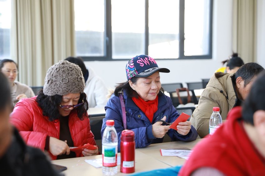 一年3万小时接力，守护1300名高龄长者……颛桥活跃着一批“小老人”志愿者__一年3万小时接力，守护1300名高龄长者……颛桥活跃着一批“小老人”志愿者