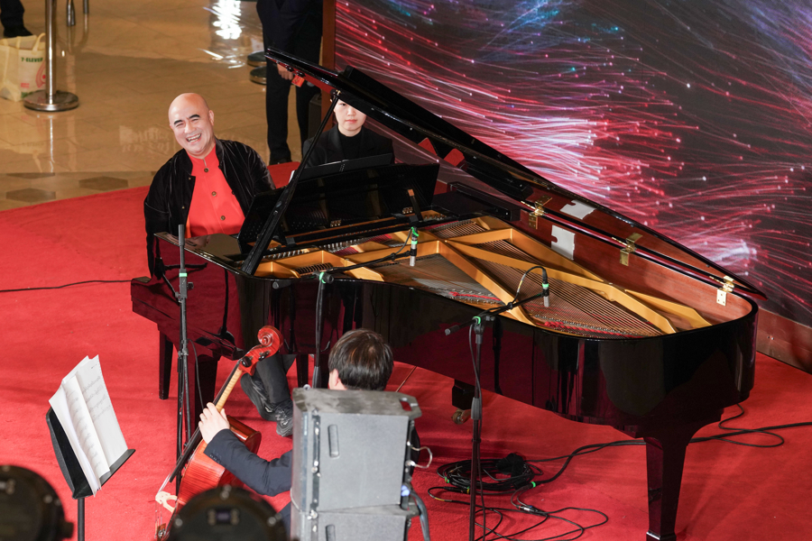 琴键裹着烟火气！孔祥东携手上海爱乐，商圈奏响新春温暖乐章__琴键裹着烟火气！孔祥东携手上海爱乐，商圈奏响新春温暖乐章