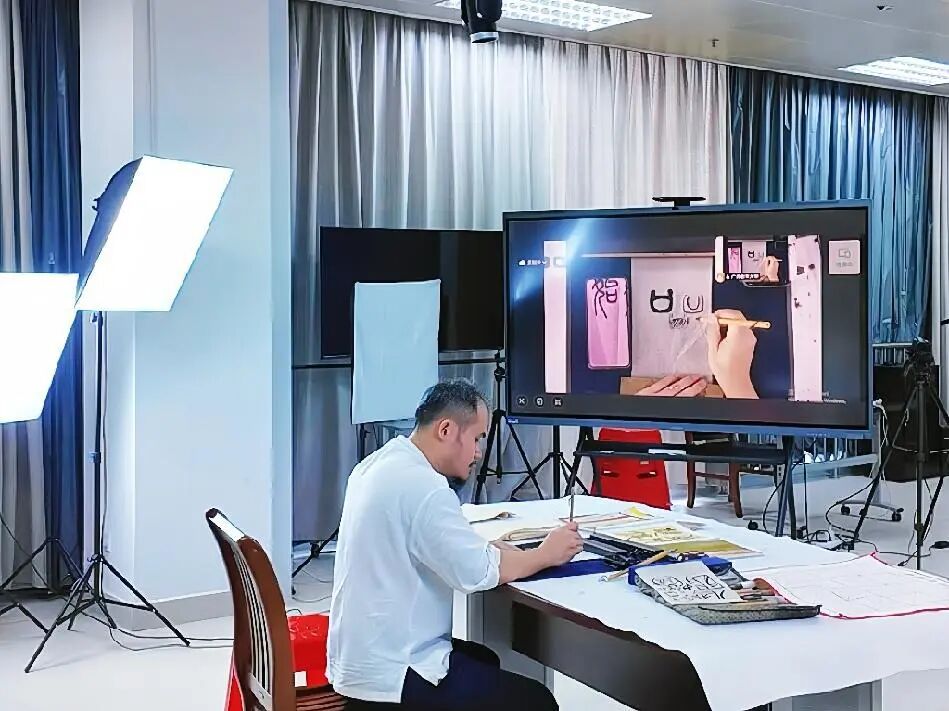 从“鸡娃”到“伴老”，新东方盯上了我的爸妈？_从“鸡娃”到“伴老”，新东方盯上了我的爸妈？_