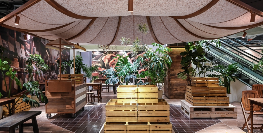 虹桥新天地化身春运路上的温暖驿站，为匆匆旅途增添惊喜与年味__虹桥新天地化身春运路上的温暖驿站，为匆匆旅途增添惊喜与年味