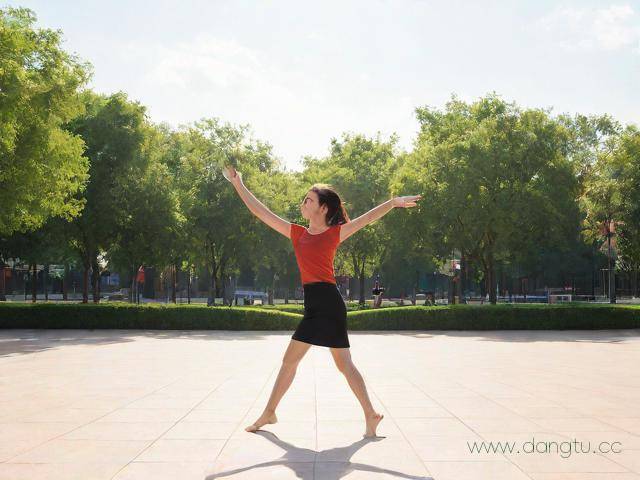 初学广场舞怎么学的快,初次学广场舞怎样才简单